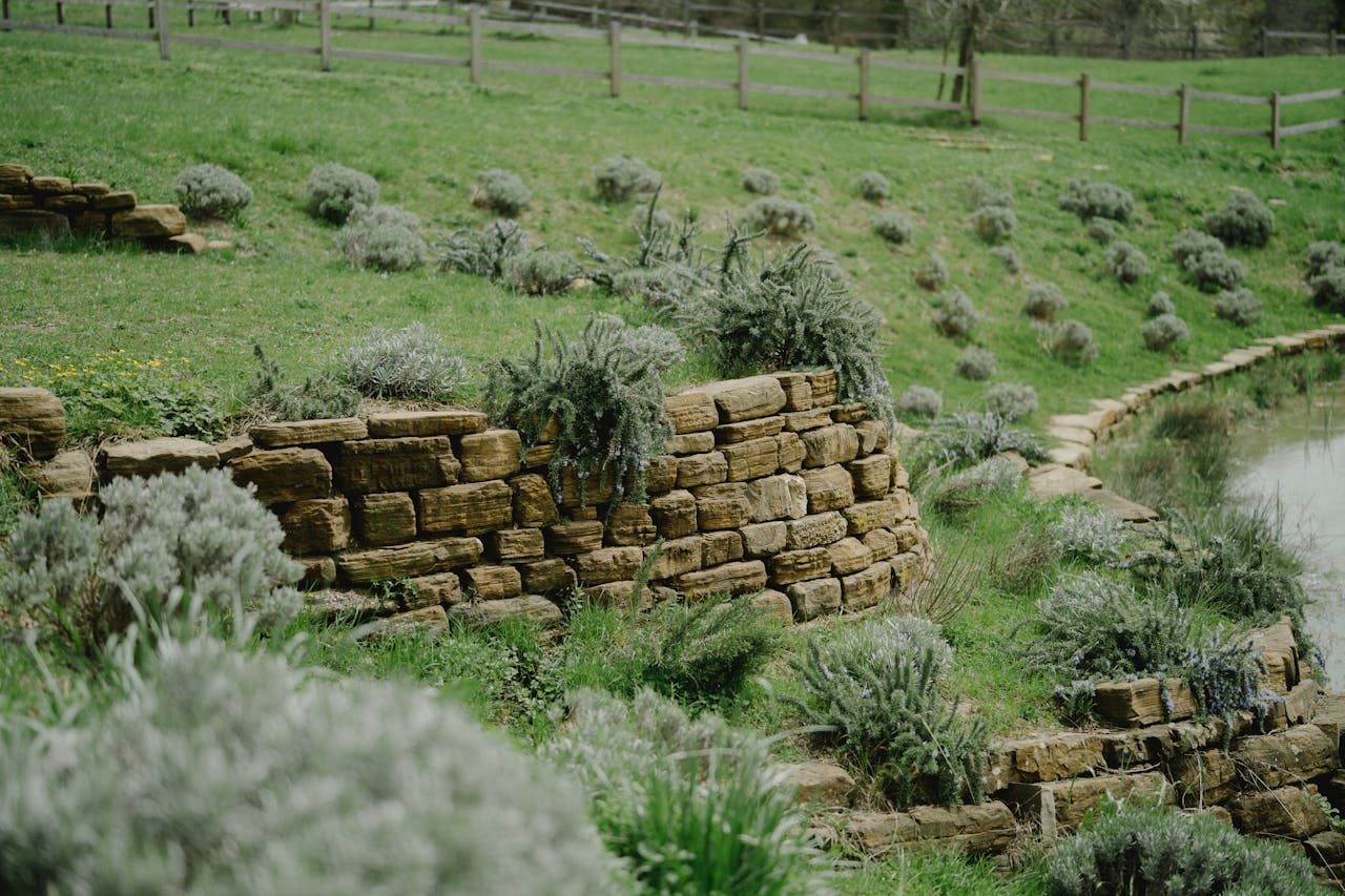 Aménager un terrain en pente facilement
